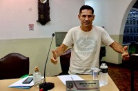 Colosso solicita manutenção de campo sintético e melhorias em pista de caminhada